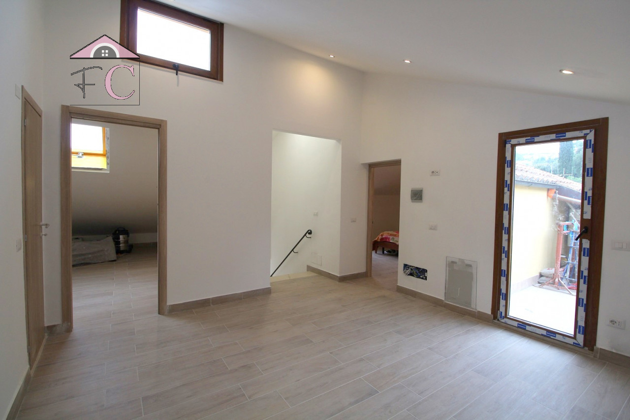 duplex ristrutturato con balconi e posto auto 11.jpg